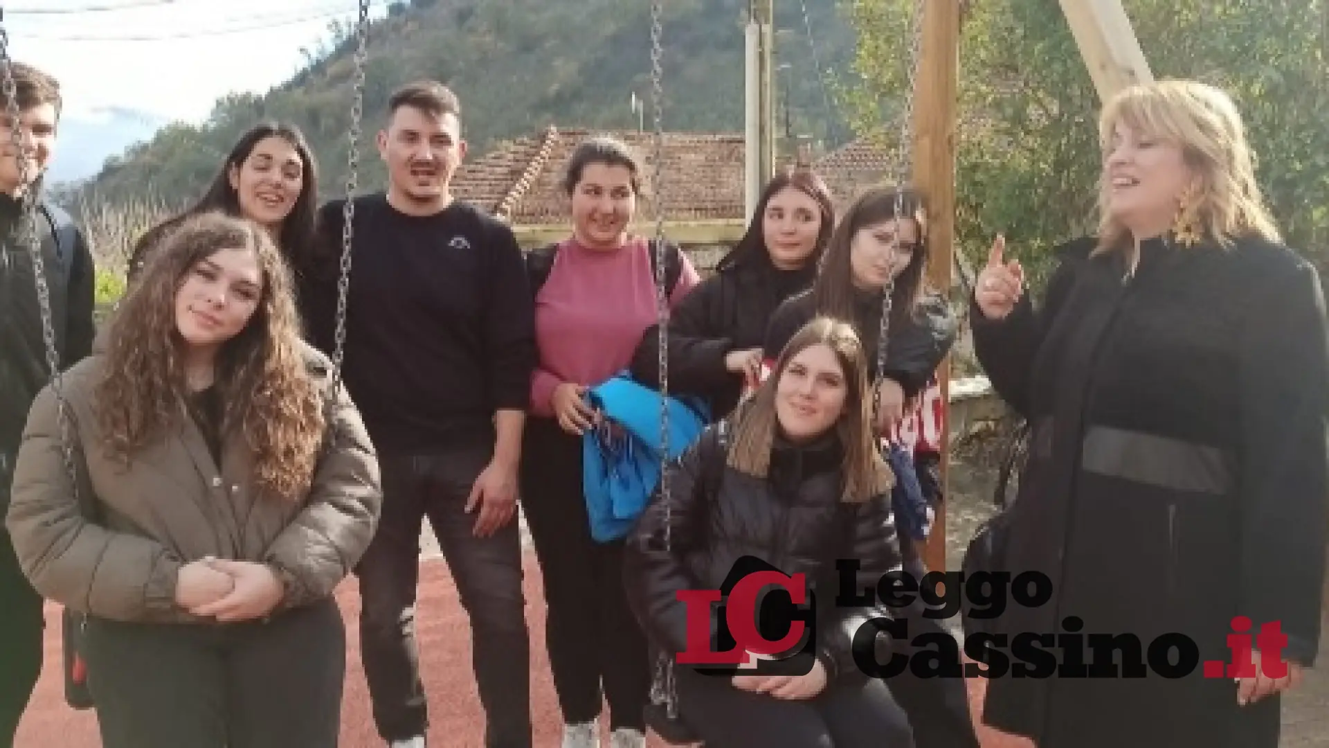 Le studentesse dell'IIS San Benedetto al  Centro Disabili Arcobaleno di Caira
