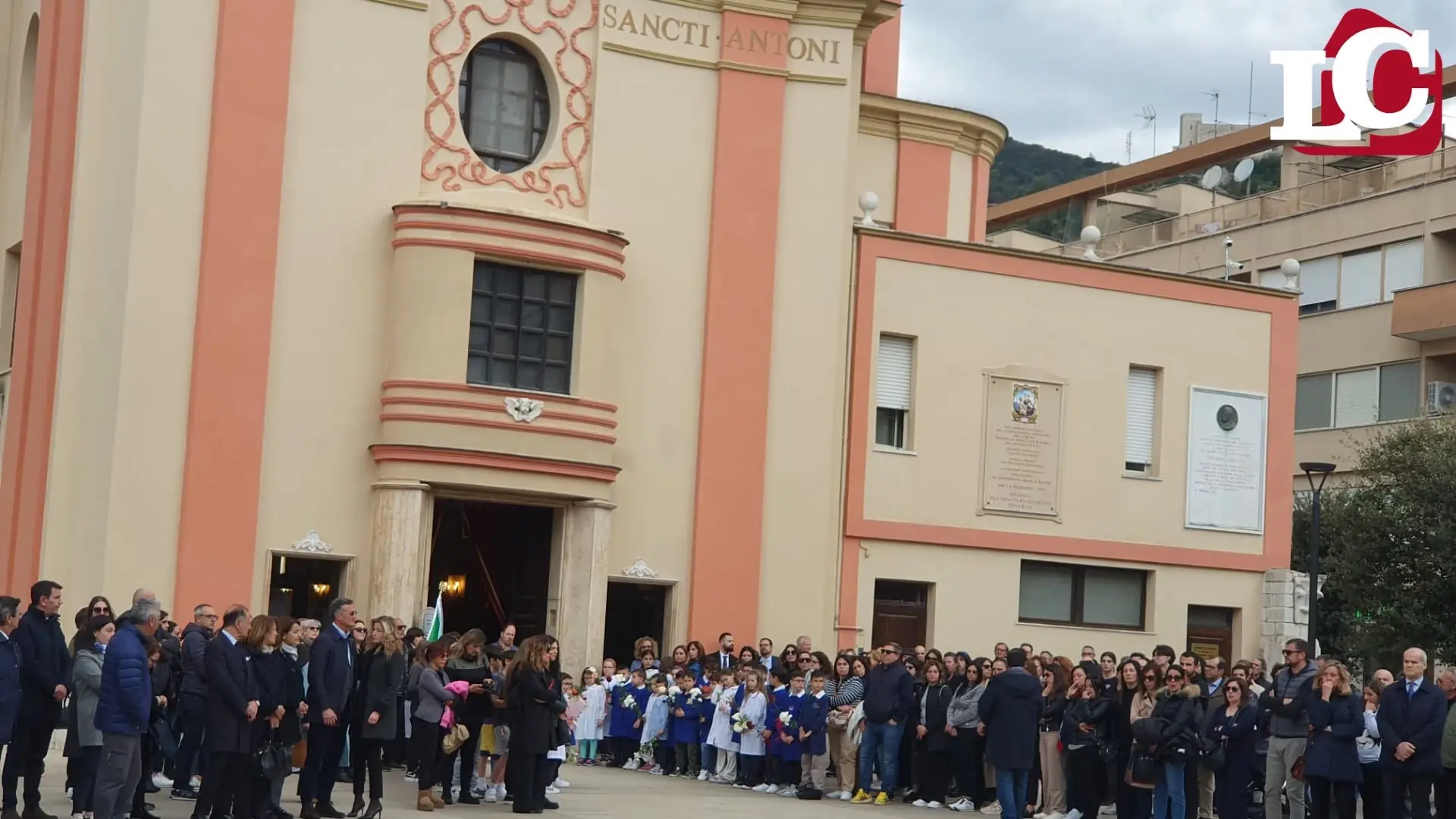 L'emozione dei grembiuli bianchi e blu: Cassino piange Raffaella Korompay