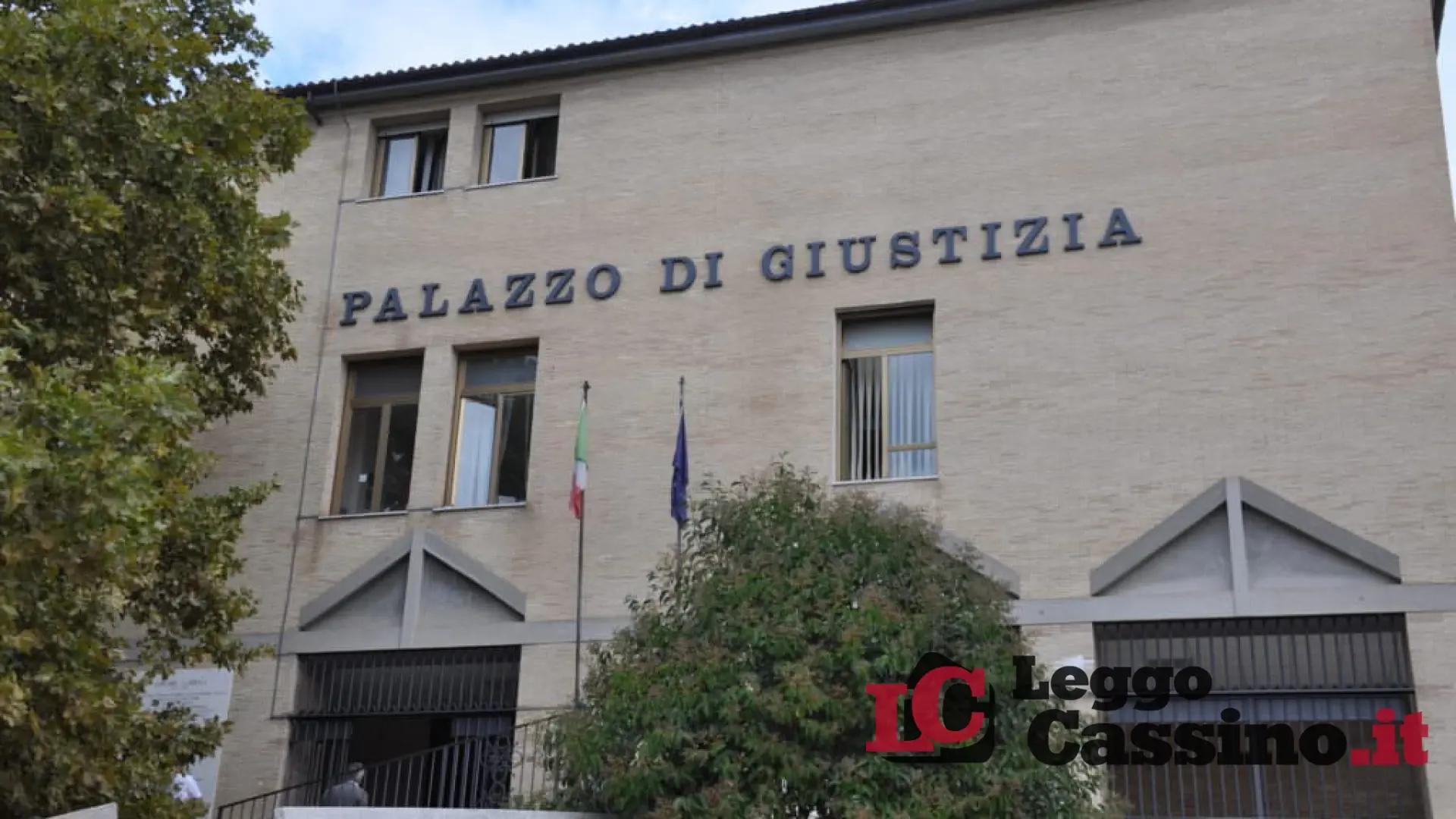 Si presenta all'udienza con una mazzetta da muratore: scatta la denuncia