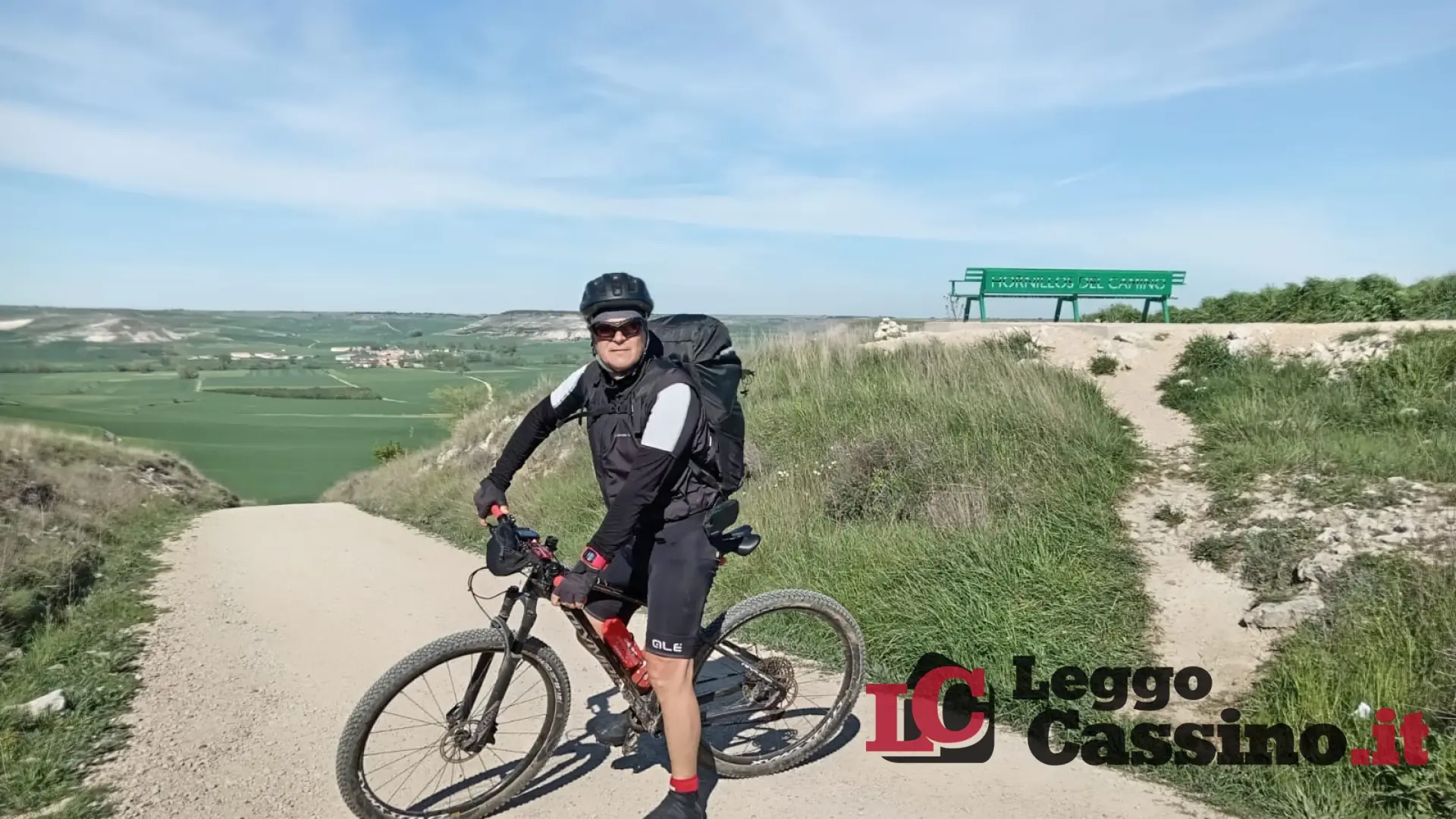 In bici fino a Santiago con polsi e gomiti rotti: l'avventura di Carmine Lanni