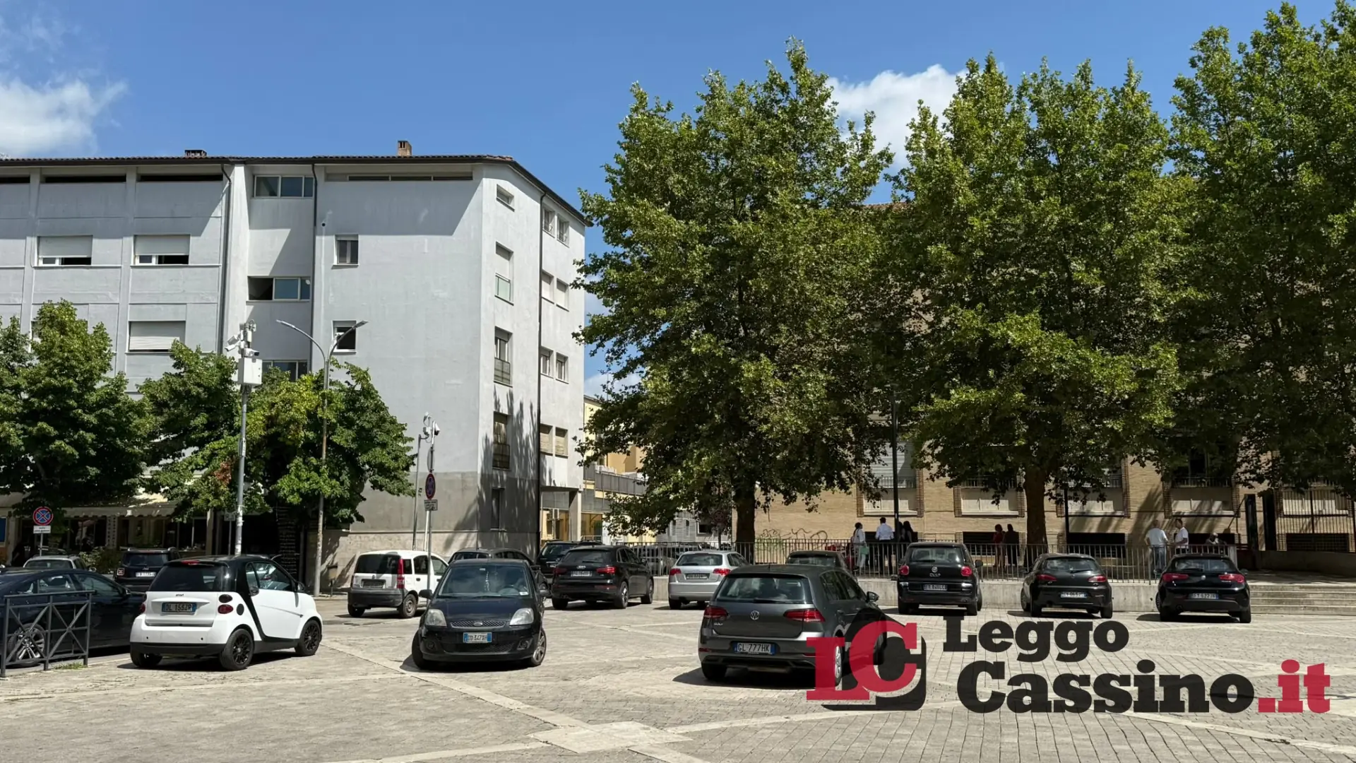Cassino, sosta selvaggia in Piazza Labriola: è scontro politico