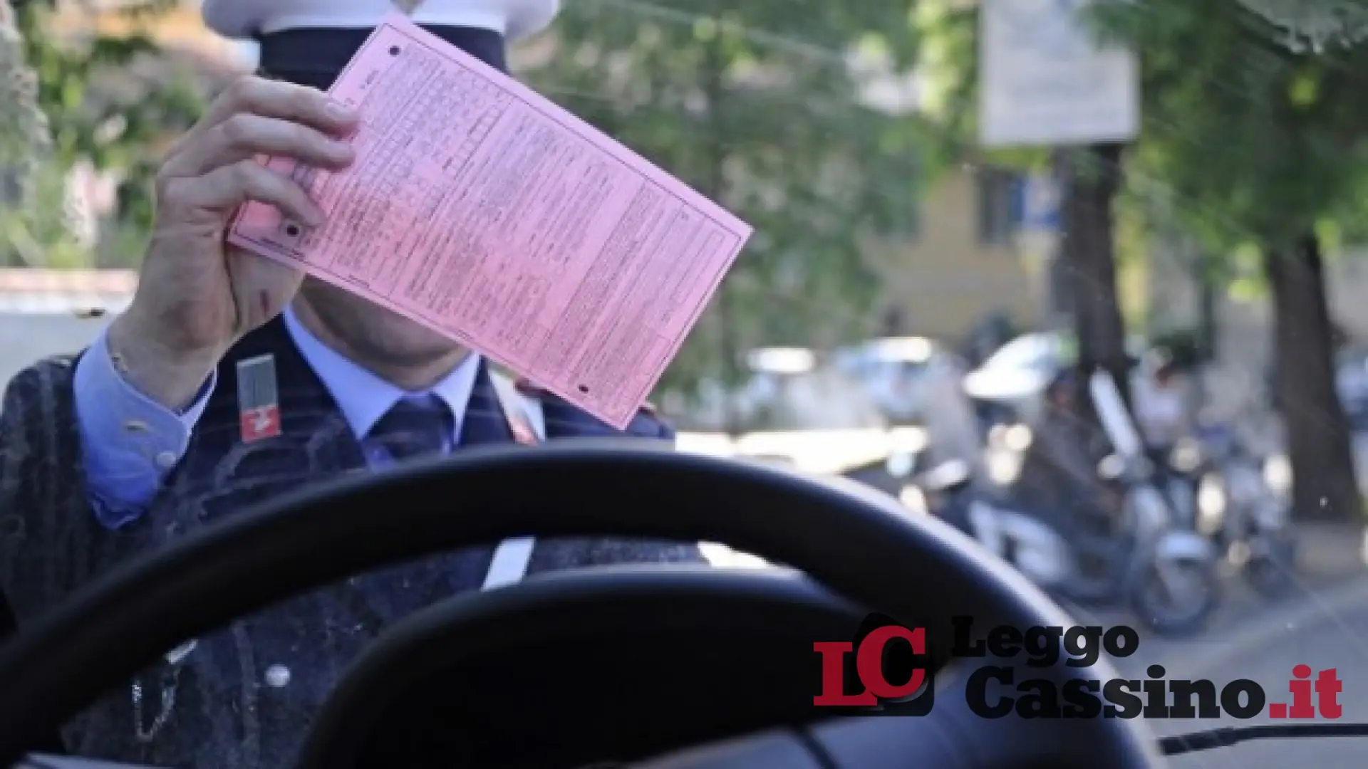 Infrange i divieti da lui imposti e i vigili non perdonano: sindaco multato