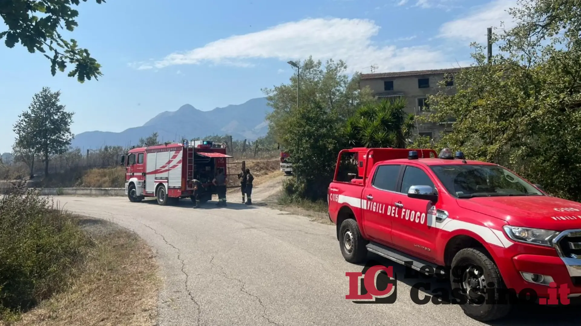 Incendio a Coreno Ausonio: le fiamme lambiscono le abitazioni
