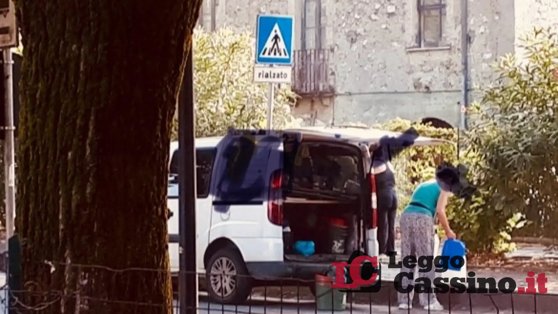 Lavano stracci da pavimento in una fontanella pubblica di Pontecorvo, scatta la multa