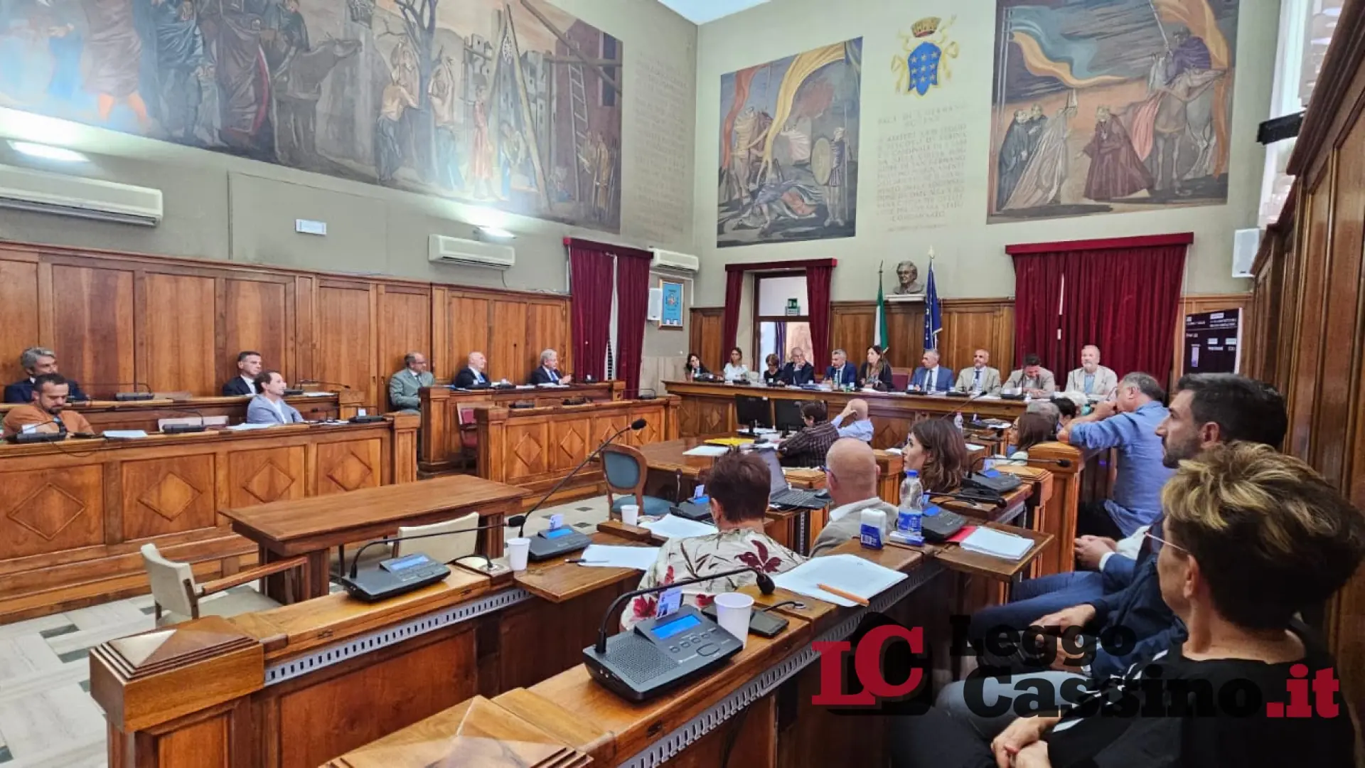 Cassino, rissa sfiorata in Consiglio comunale: il presidente Di Rollo manda tutti a casa