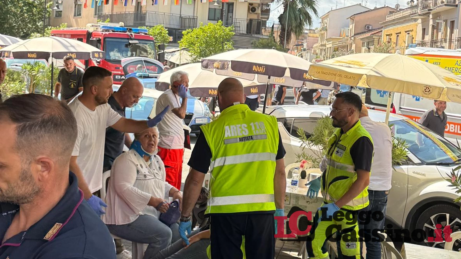 Finisce con l'auto sui tavolini di un bar: ferita una ragazza