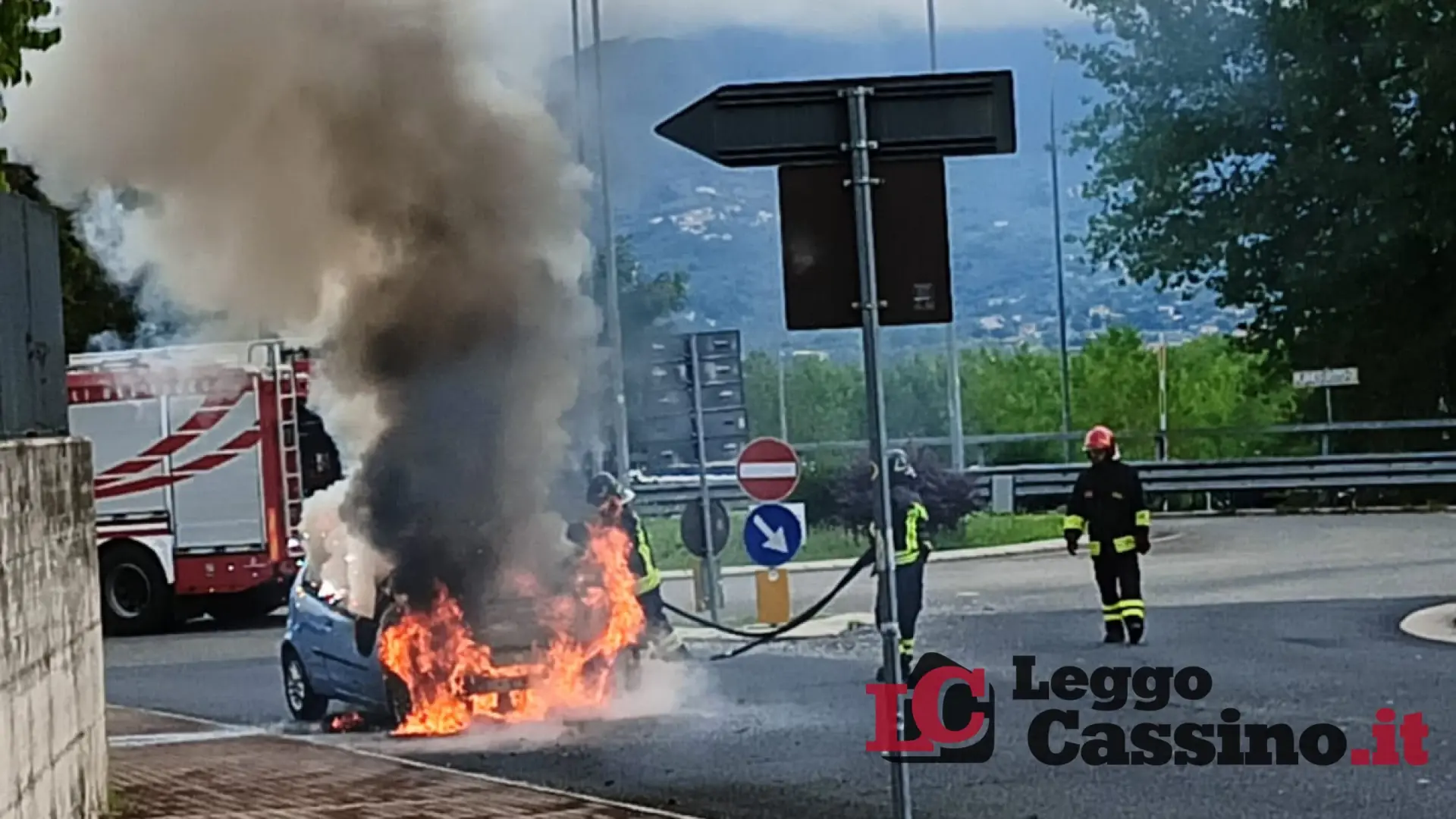 Paura a Cassino: auto in fiamme in via S. Angelo davanti l'Unicas