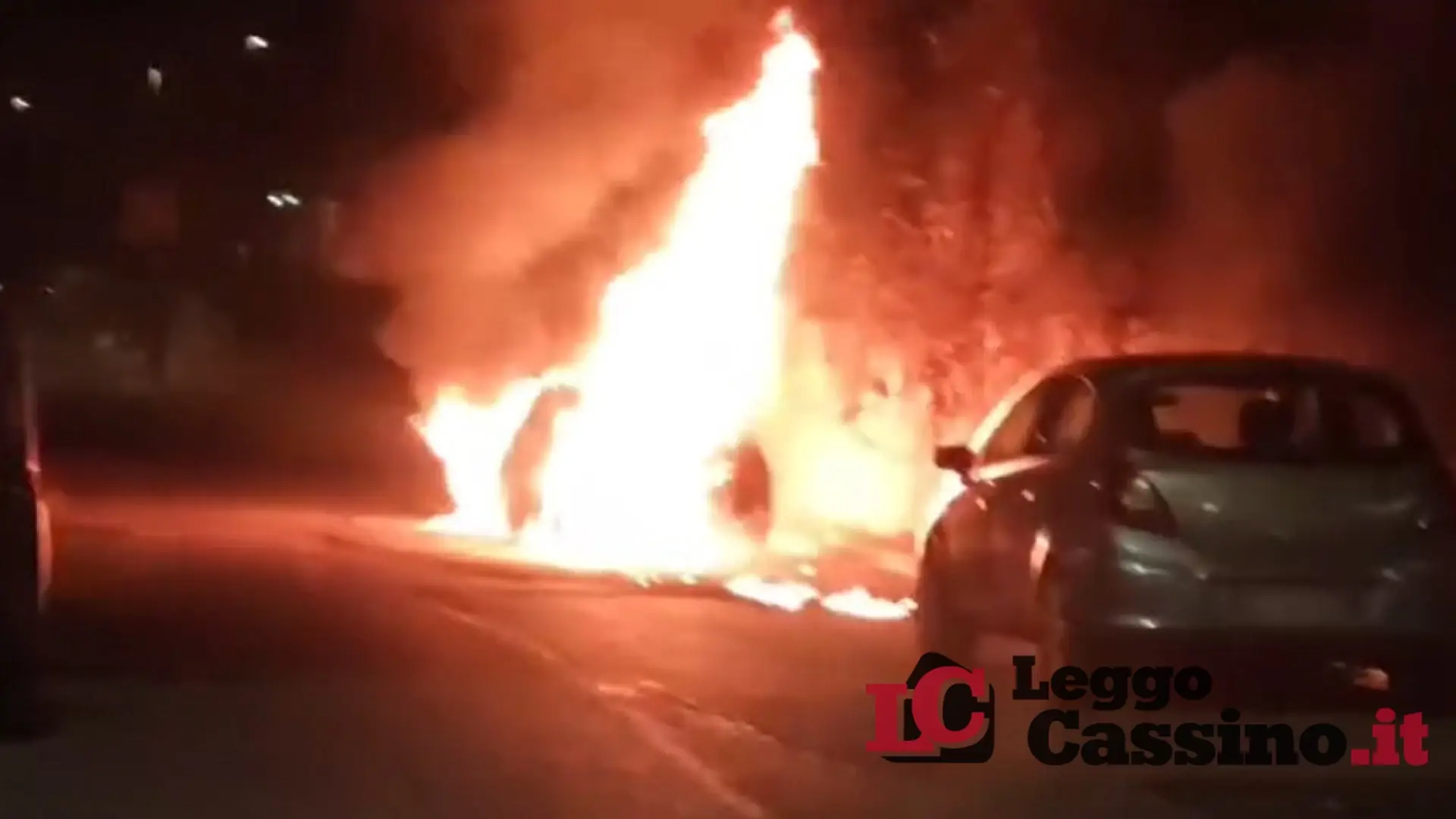 Cassino, auto in fiamme nella notte: paura al Colosseo