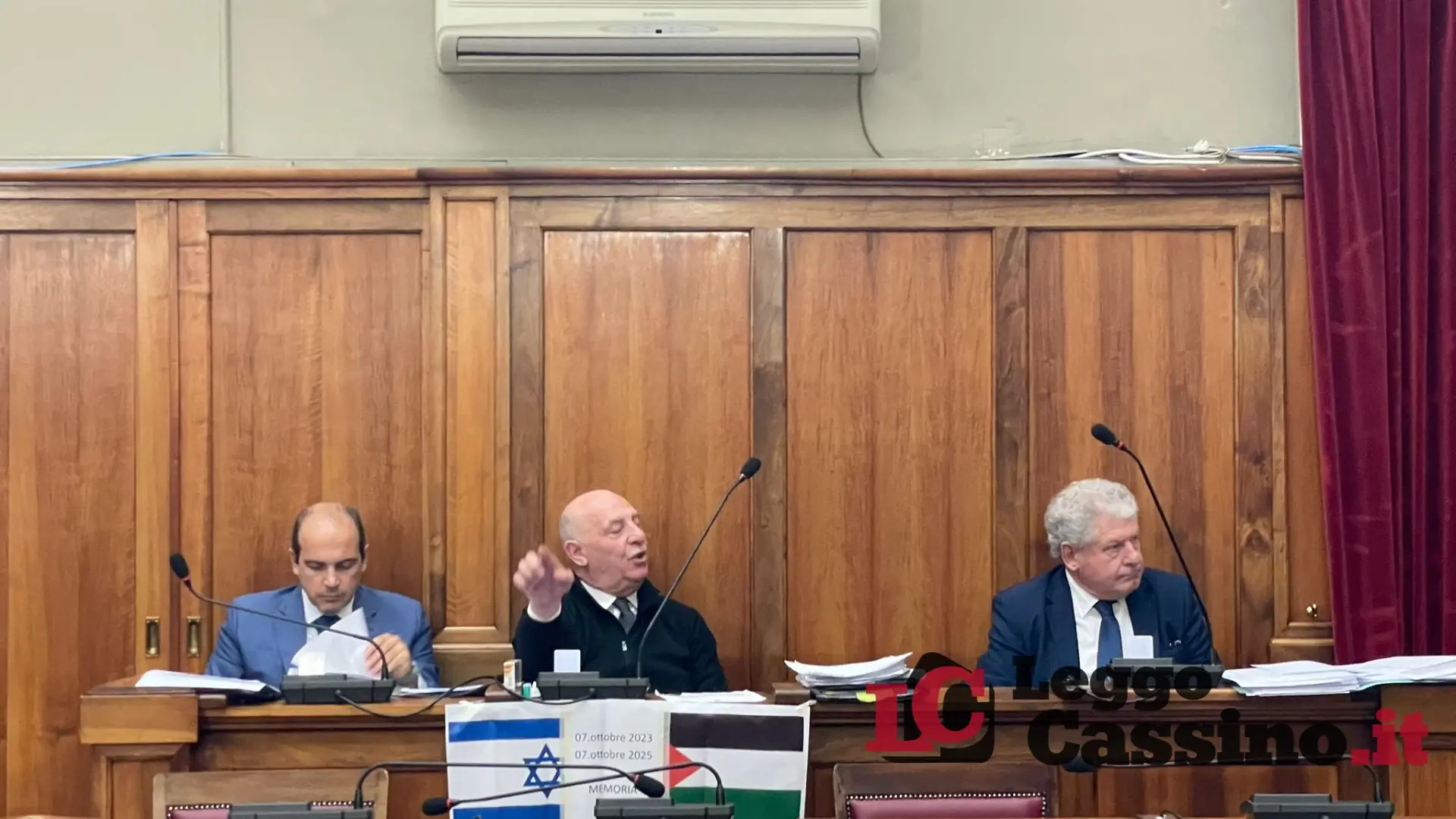 Cassino, Evangelista porta in Aula le bandiere di Israele e della Palestina. Ed è subito bagarre