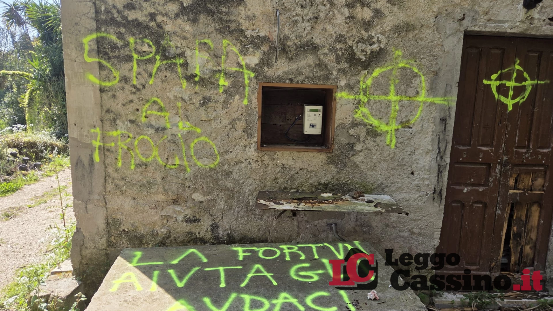 Cassino, fango sugli Horti di Porta Paldi: scritte omofobe e neonaziste sfregiano l'oasi della pace
