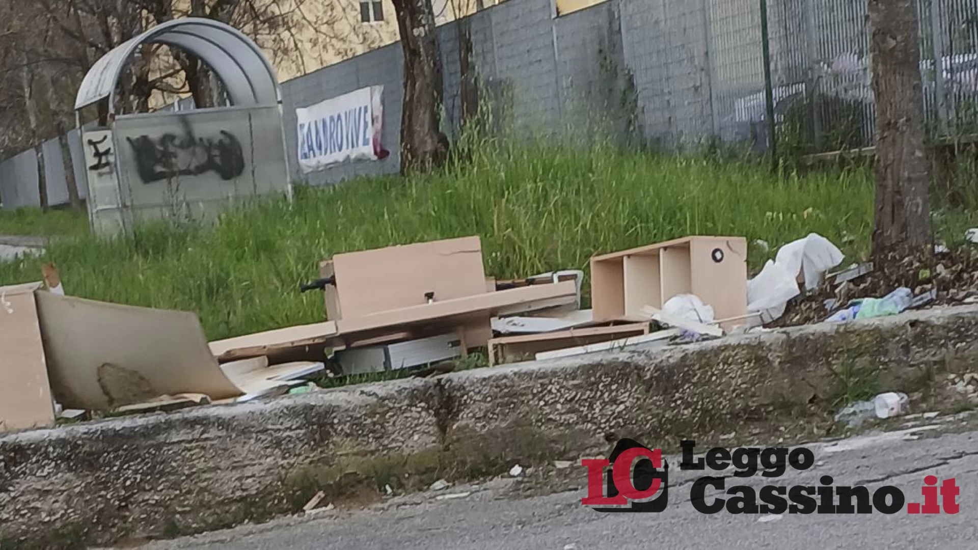 Rifiuti in strada a Cassino, De Vizia annuncia il ripristino. Ma via Pertini resta una discarica