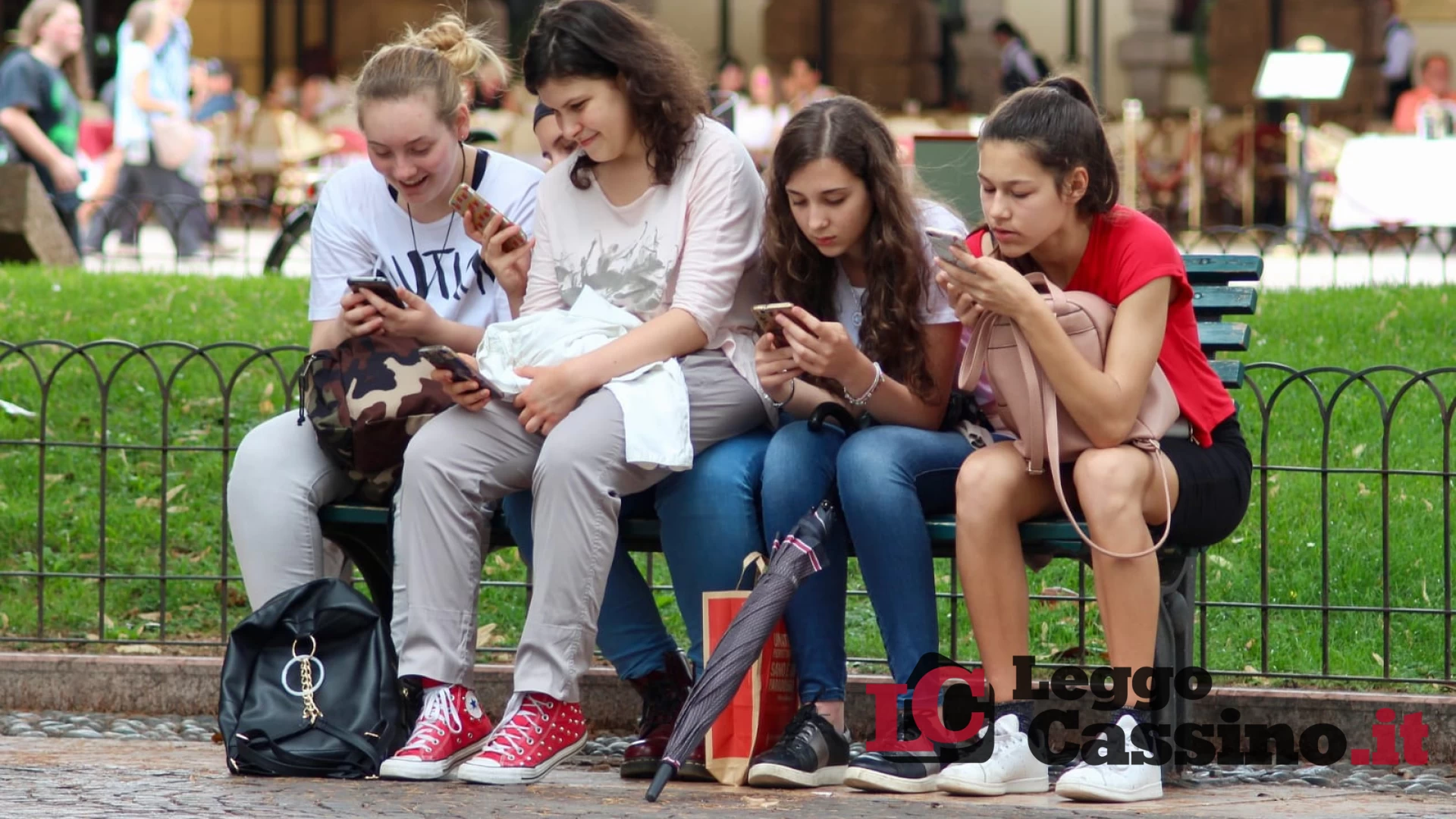 Il limite non è un traguardo: i social network e l'illusione del divieto under 16