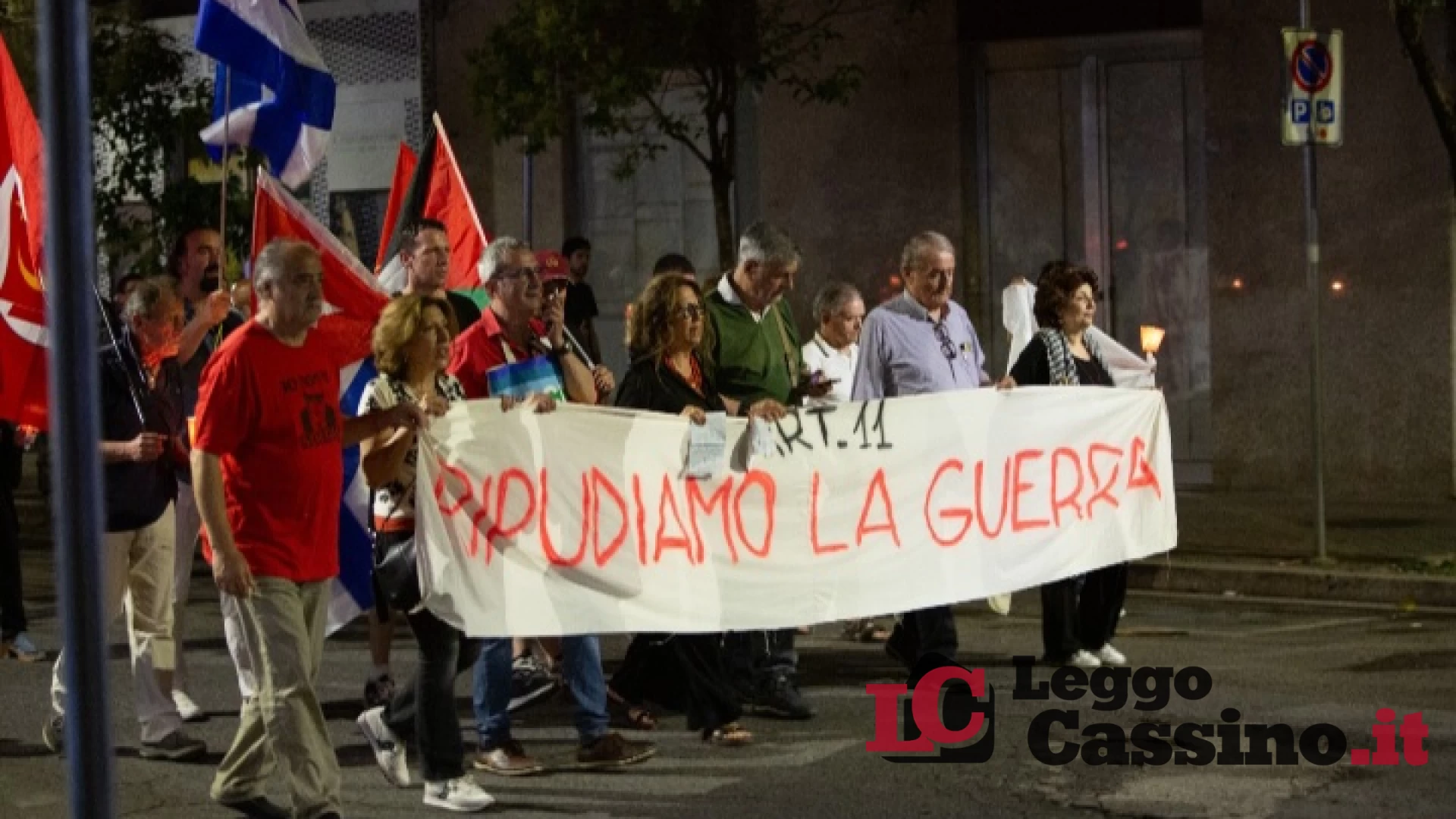 Cassino, un’onda di pace contro la guerra: il carro armato della memoria coperto dalla bandiera arcobaleno