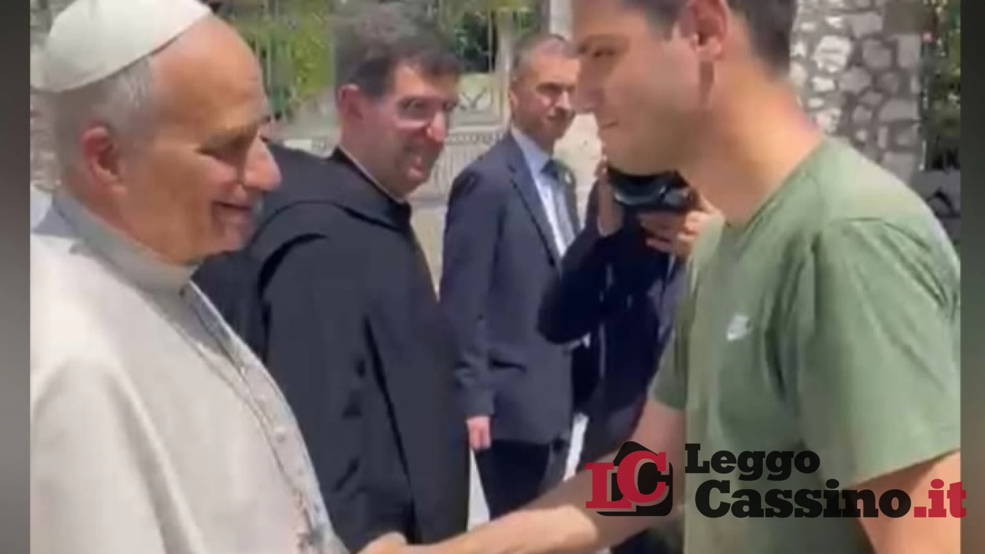 Cassino, il gesto che ha commosso il Papa: Alessio Accardi dona il "Red Poppy" a Leone XIV in Abbazia