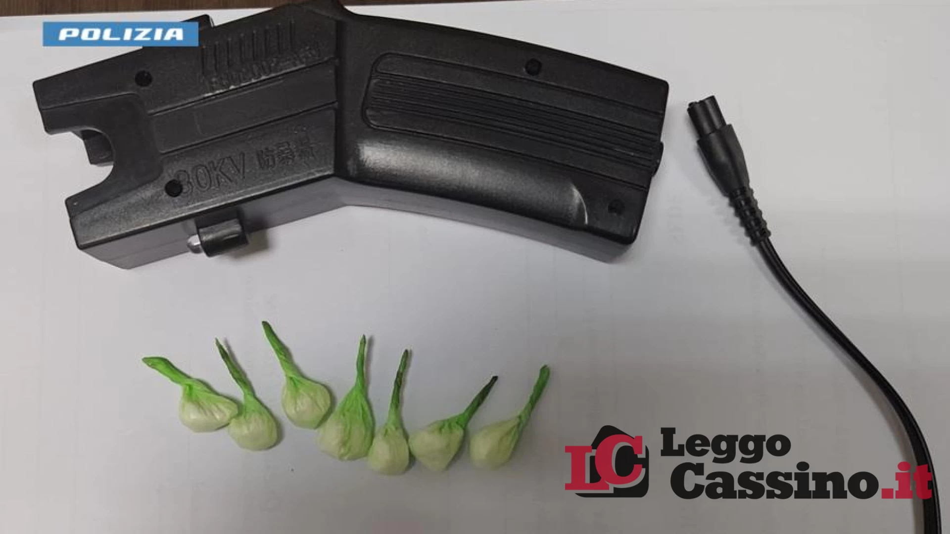 Cassino, fermato con taser vietato e sette dosi di cocaina: denunciato un 21enne