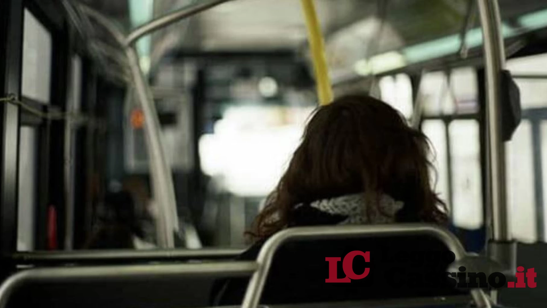Incubo sul pullman: studentessa molestata durante il viaggio verso Cassino