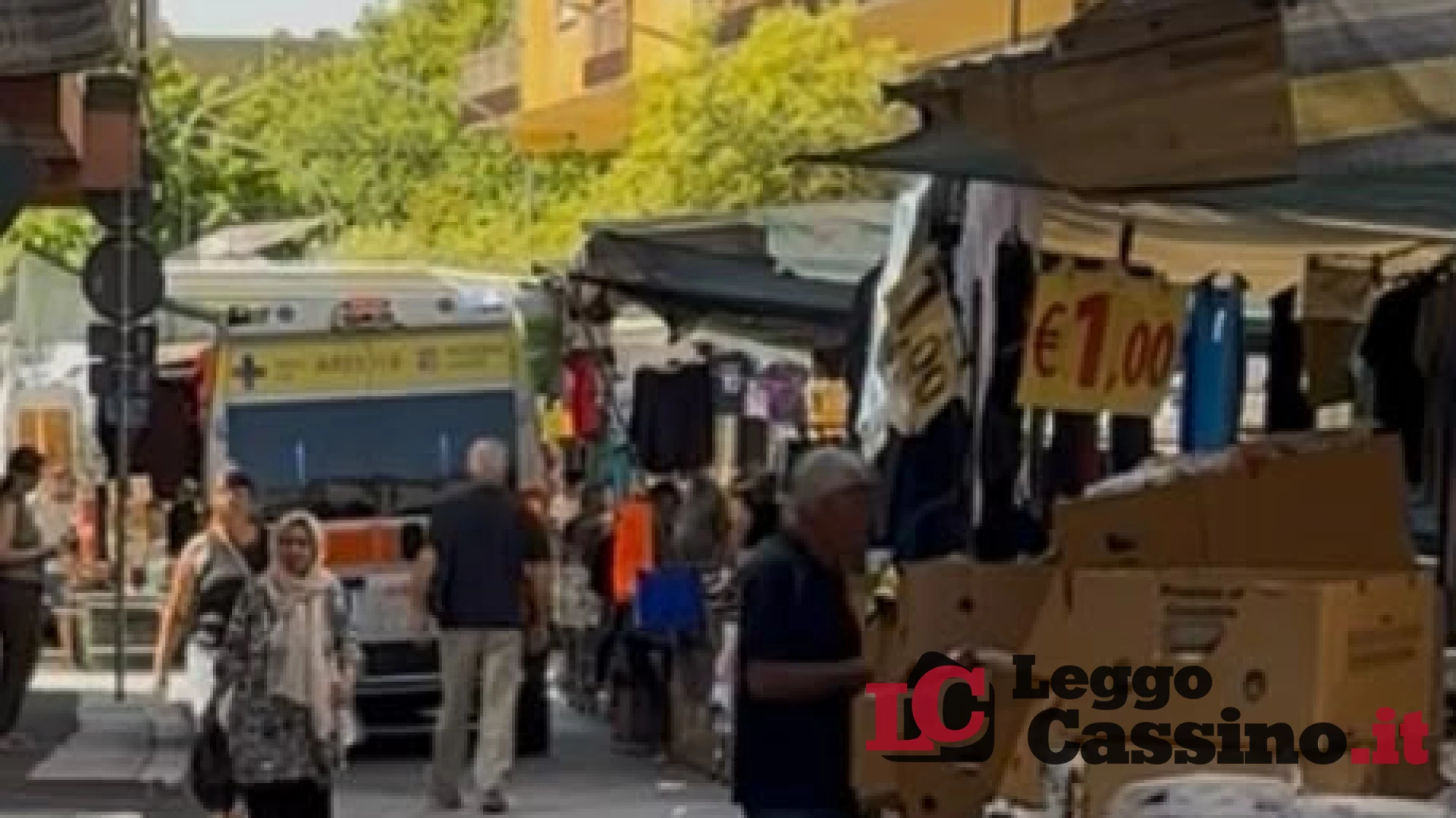 Ambulanza in difficoltà al mercato: banchi spostati per far passare il 118 durante un soccorso