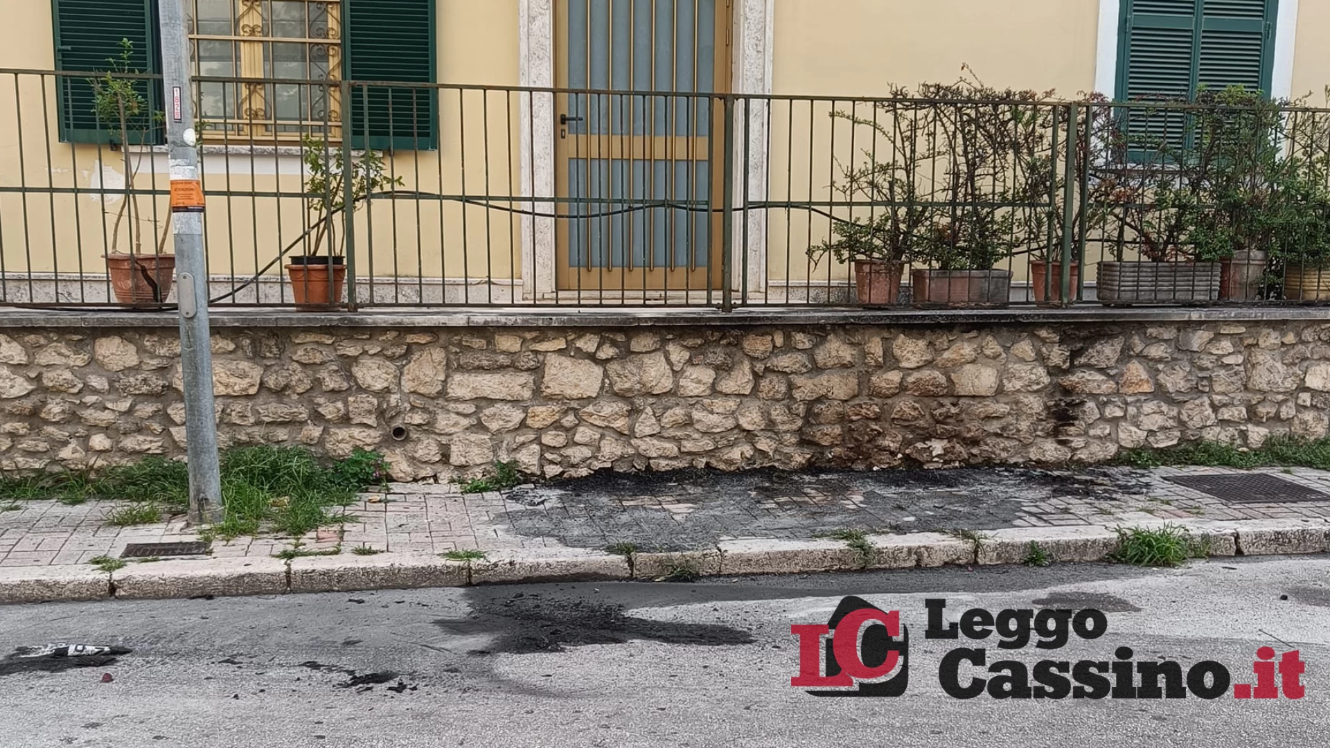 Cassino, rogo nella notte davanti al convento delle Stimmati...
