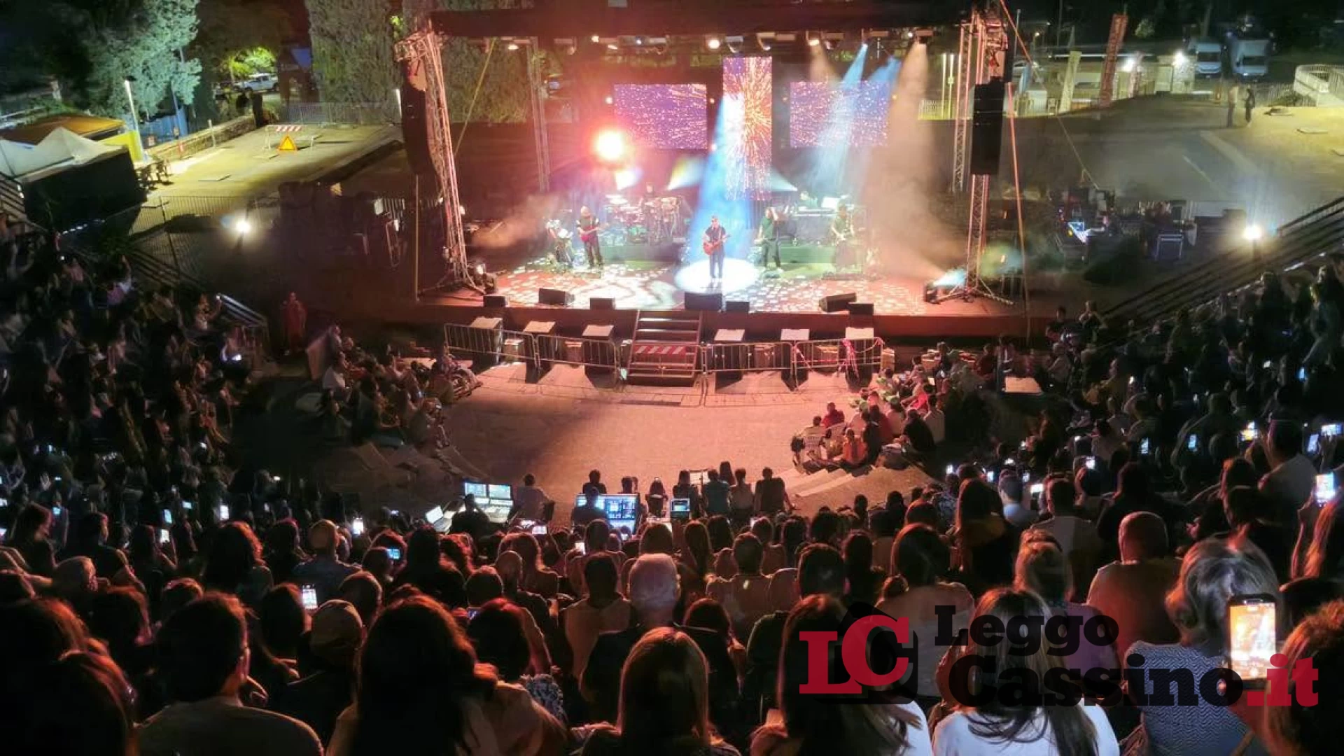 Raf infiamma il Teatro Romano di Cassino, gran finale da sold out per un’estate da record